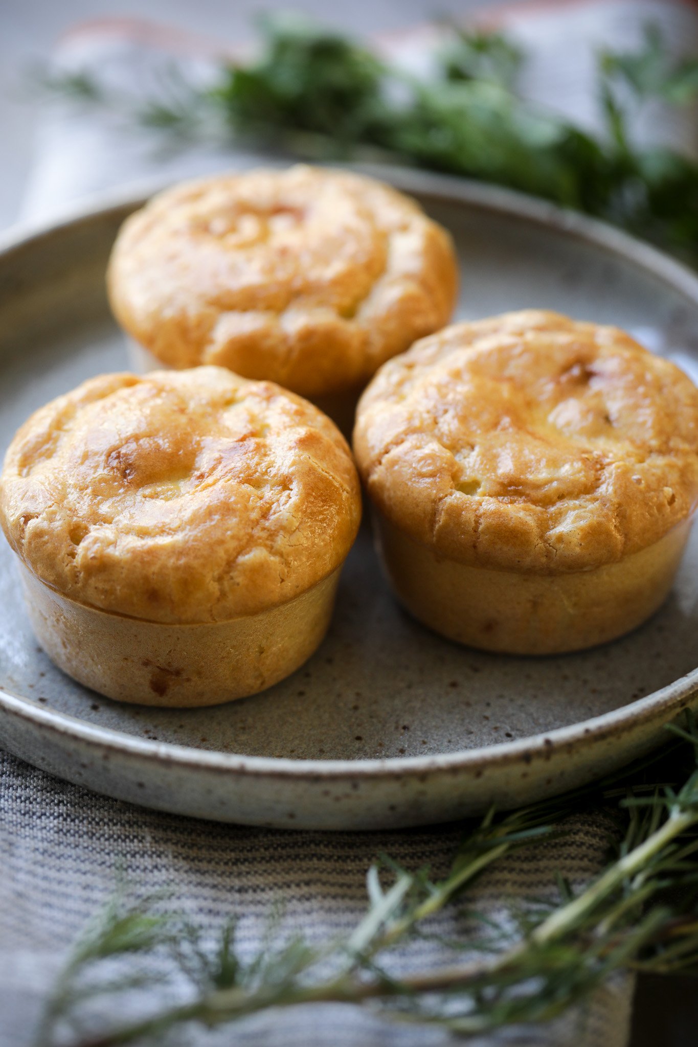 Muffin de omelete com legumes e queijo feta